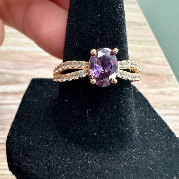 Jewelry - Yellow Gold Amethyst and crystals ring